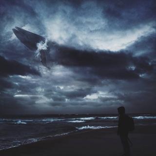 喧闹陪伴白日 孤独在夜间迈步起舞