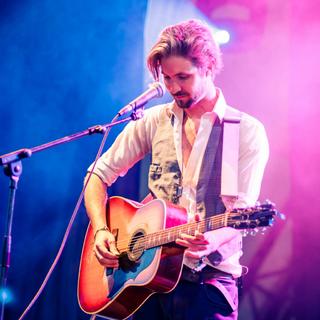 「扫弦民谣」秋日暖阳下的醉人男声