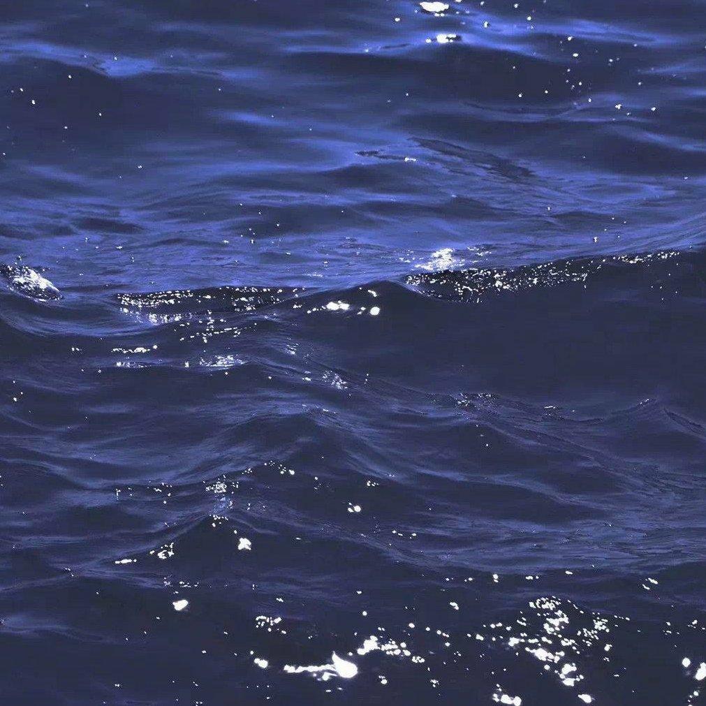 "點了盏橘火，於落日海边."