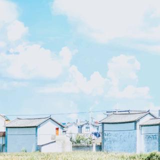 人 群 熙 攘 中 行 走 -