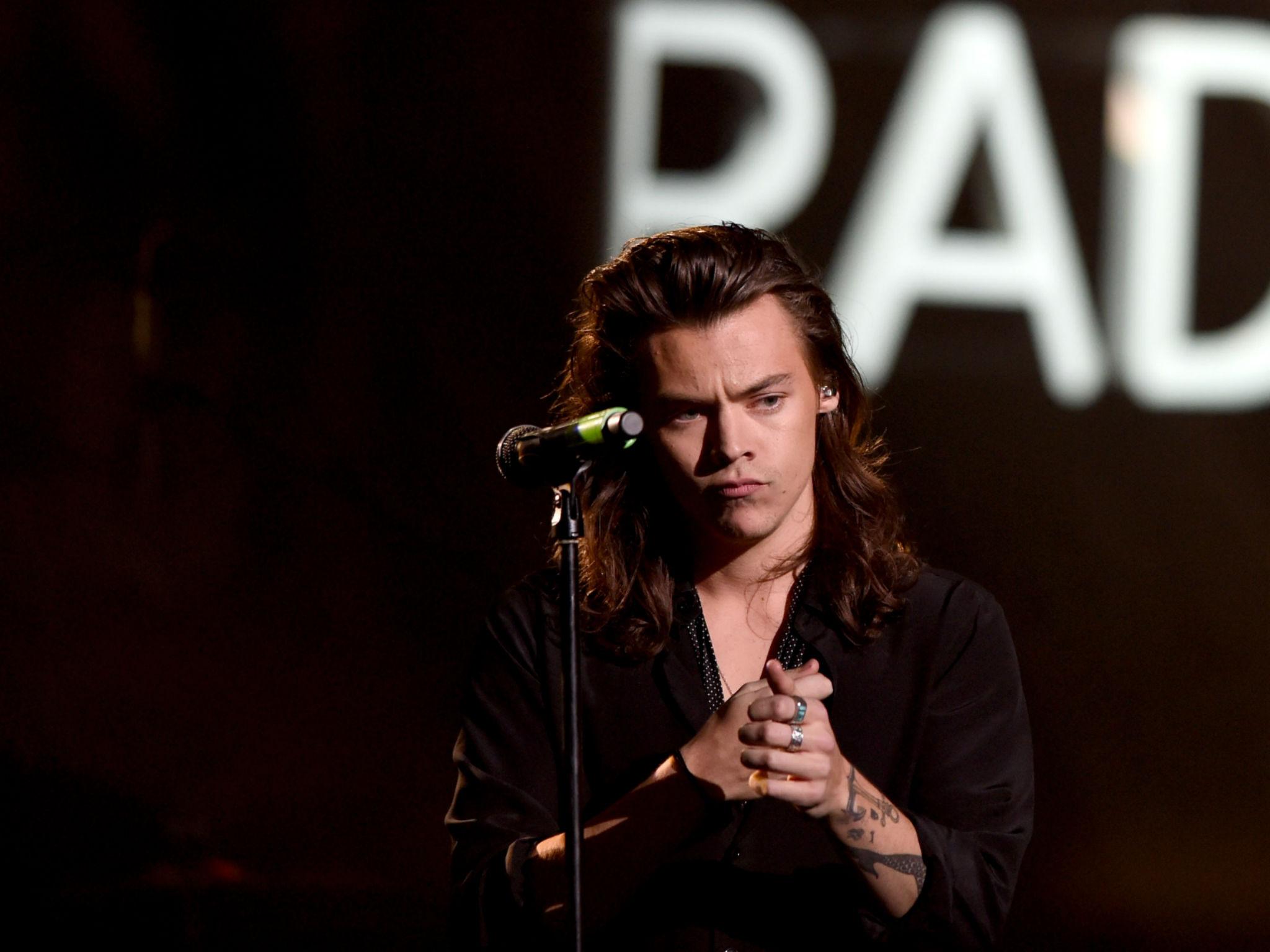 harry styles 走在成为下一个 david bowie 的路上.