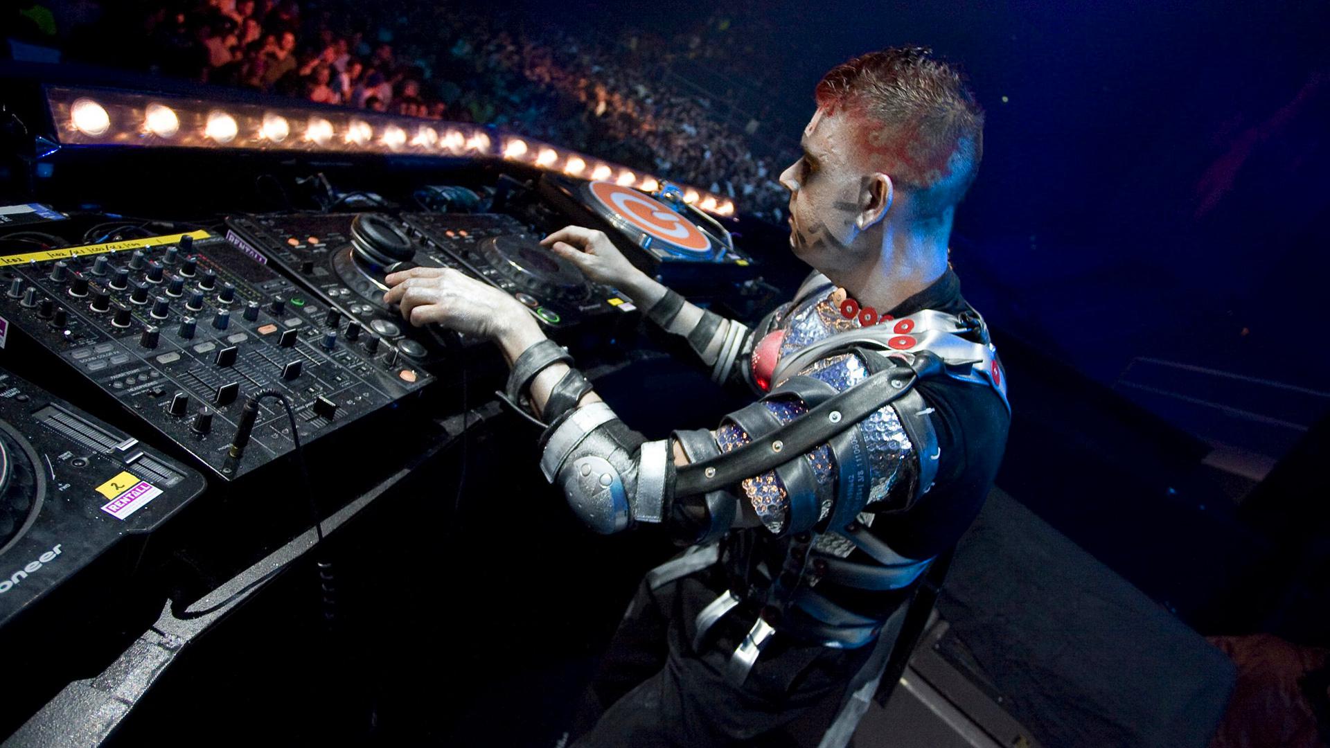 Dj пятница. Диджей. Диджей мост. Диджей Кинг. Showtek Qlimax 2008.