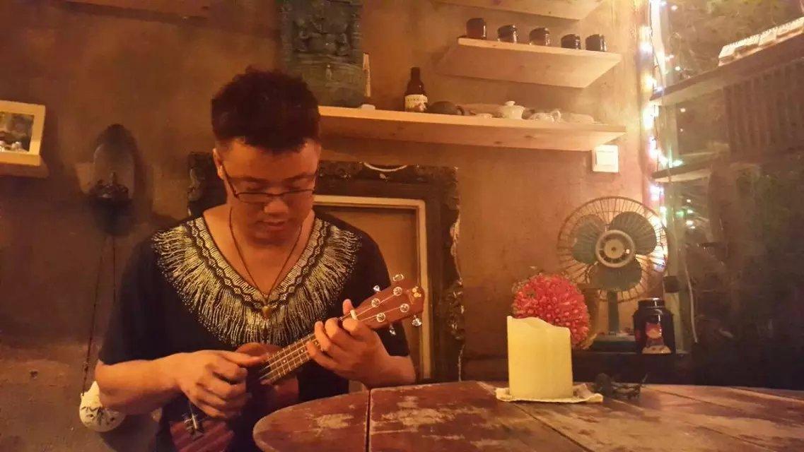梧桐树下的咖啡馆