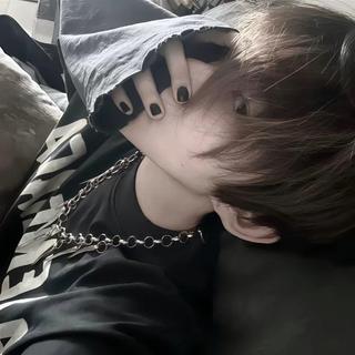 她的双眼常常冷冽无感久是让人淡漠疏离