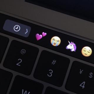 「 與 妳 飛 行， 與 你 墜 落。」