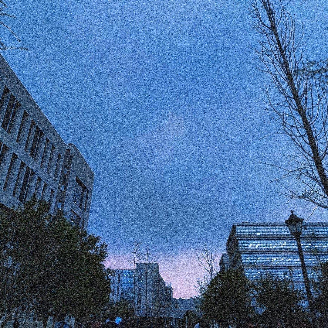世界以痛吻我，要我报之以歌。​