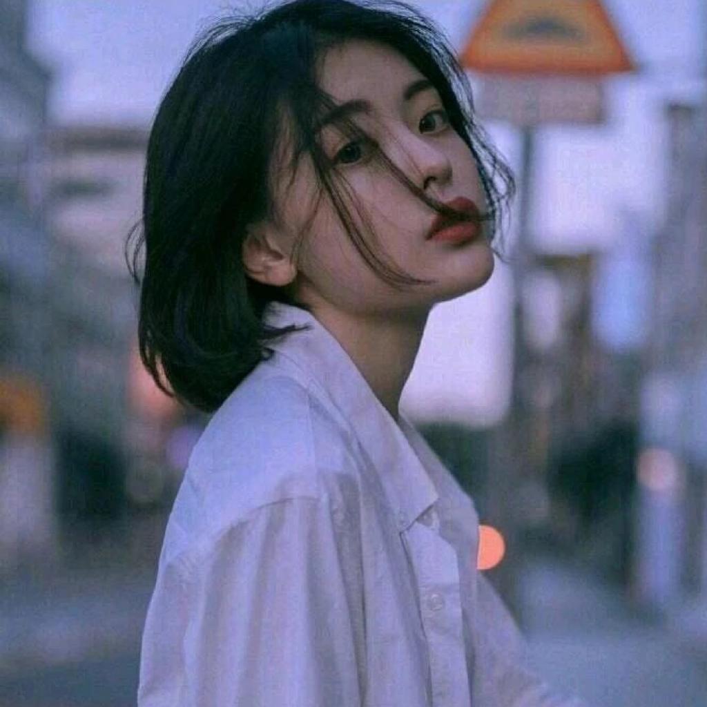 我坐在石阶上想你，只有月亮经过