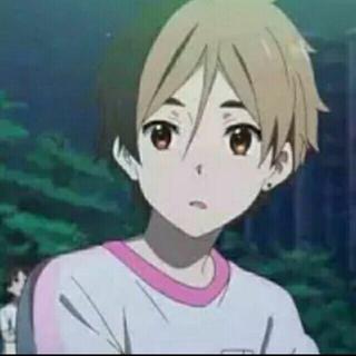 我曾把完整的镜子打碎 夜晚的枕头都是眼泪,