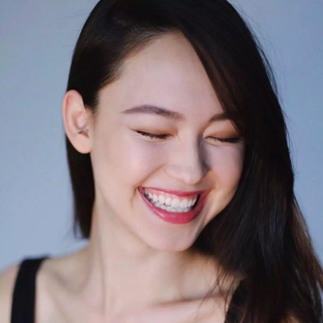 可以说是很欢快的中文歌了。(中)
