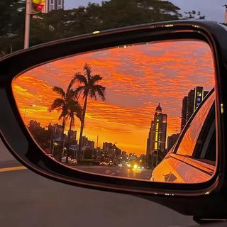 音乐一响，后视镜里的夕阳总让我想起你