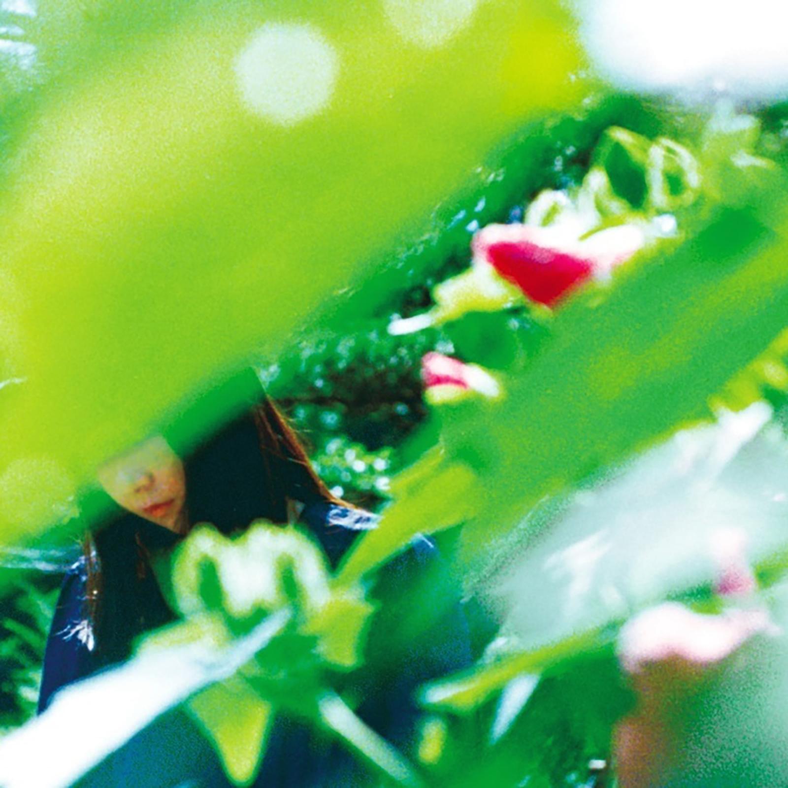 曇りガラスに街が流れる