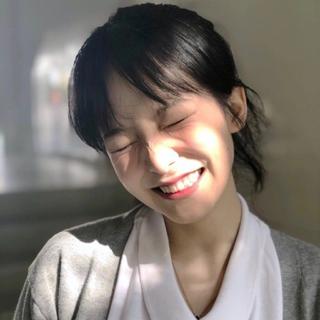 别人眉来眼去，我只偷看你一眼