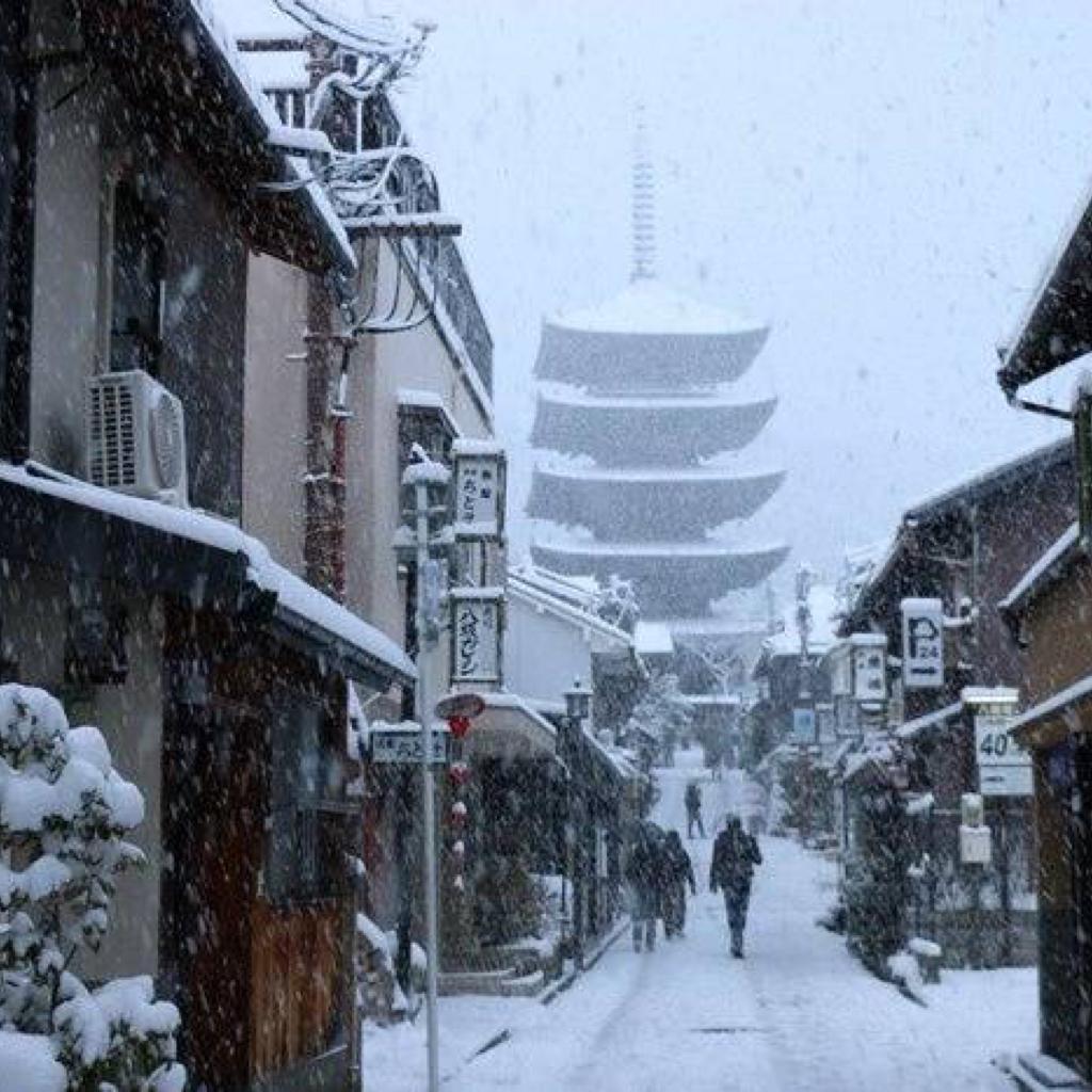 Winter japan. Зима в Киото Япония. Киото город в Японии зимой. Япония Киото улицы зима. Япония Эстетика зима Киото.