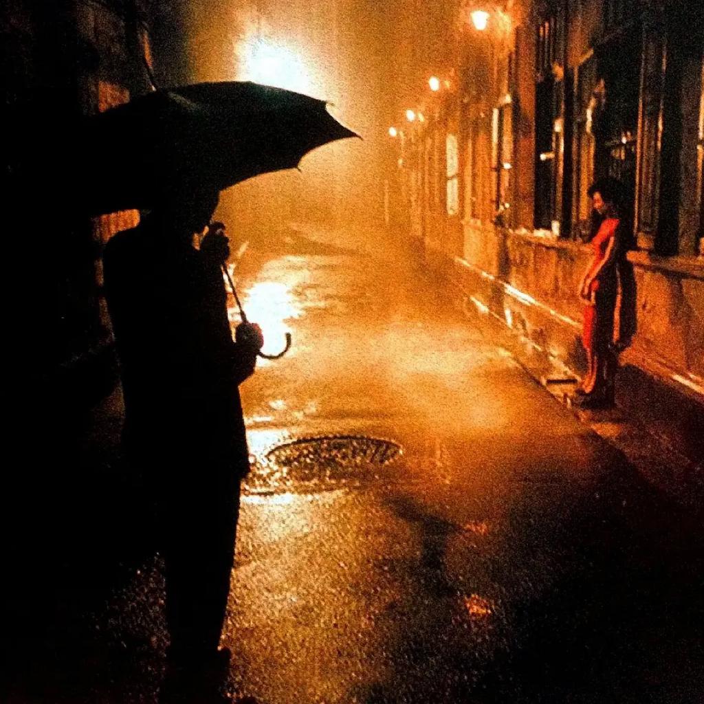 孤独就是下雨天别人在等人送伞， 而我在等雨停。 |摄影|人像|开心的雪糕 - 原创作品 - 站酷 (ZCOOL)