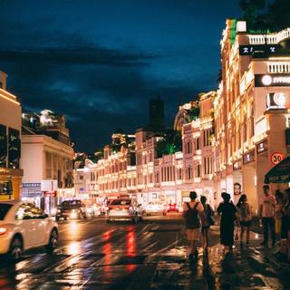 都市霓虹°光影交织的躁动喧嚣