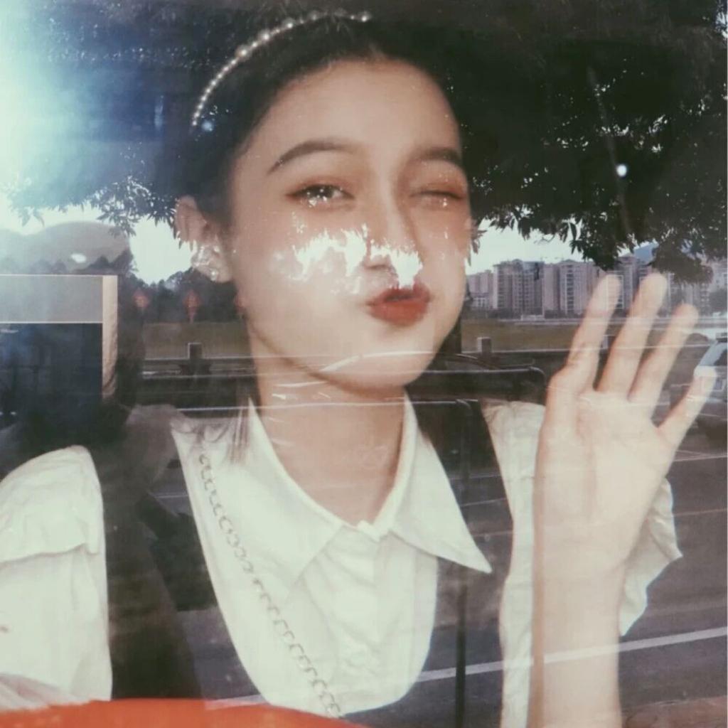 英文是翻閱往日的詩集
