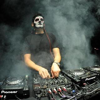 ｛电子｝低频轰炸