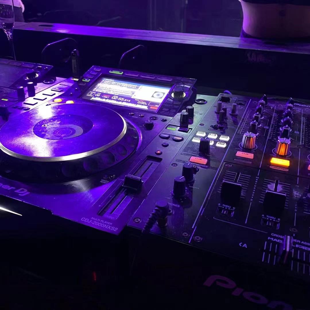 Corona vs Tiesto & The Chainsmokers