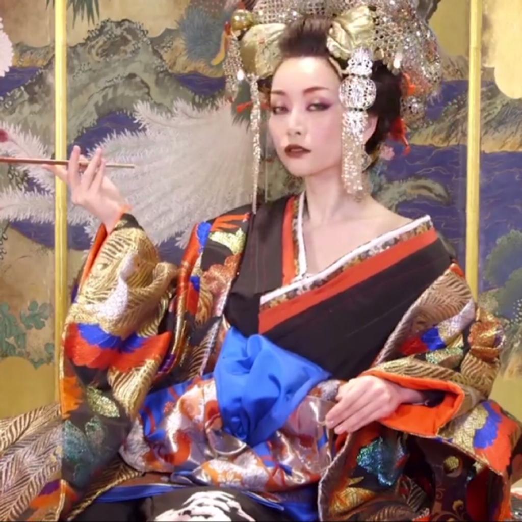 東瀛 九尺二間掌燈過 脣紅猶附火吹竹