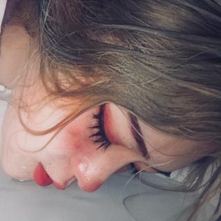 别哭了 隔着屏幕我抱不了你