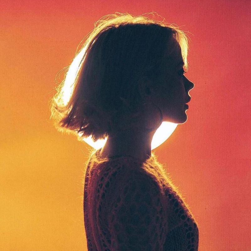 用嗨的音乐，唱一个悲伤的故事