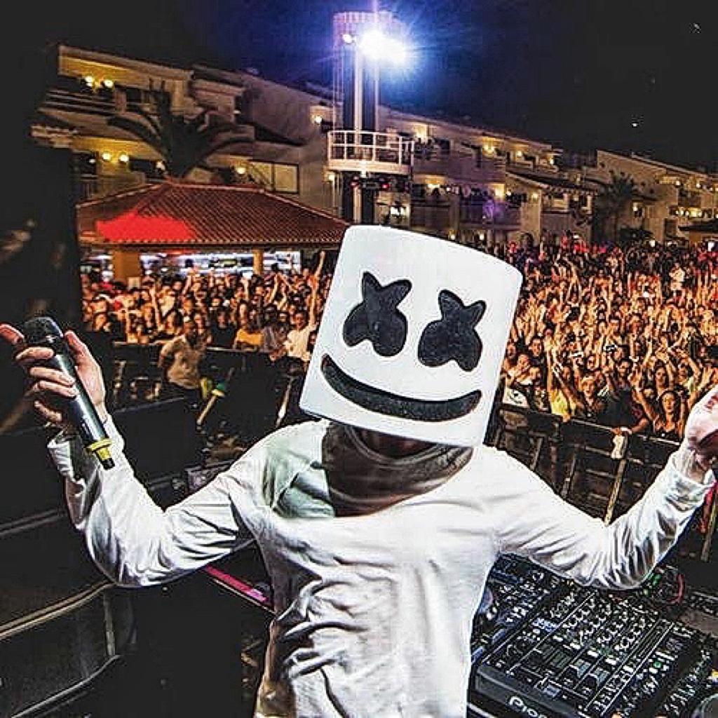 Диджей в маске. Кристофер Комсток маршмеллоу. Крис Комсток Marshmello. Кристофер Комсток Marshmello без маски. Кристофер Комсток маршмеллоу лицо.