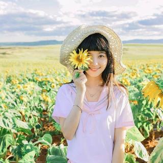 春天到了，少女和花都绽放了