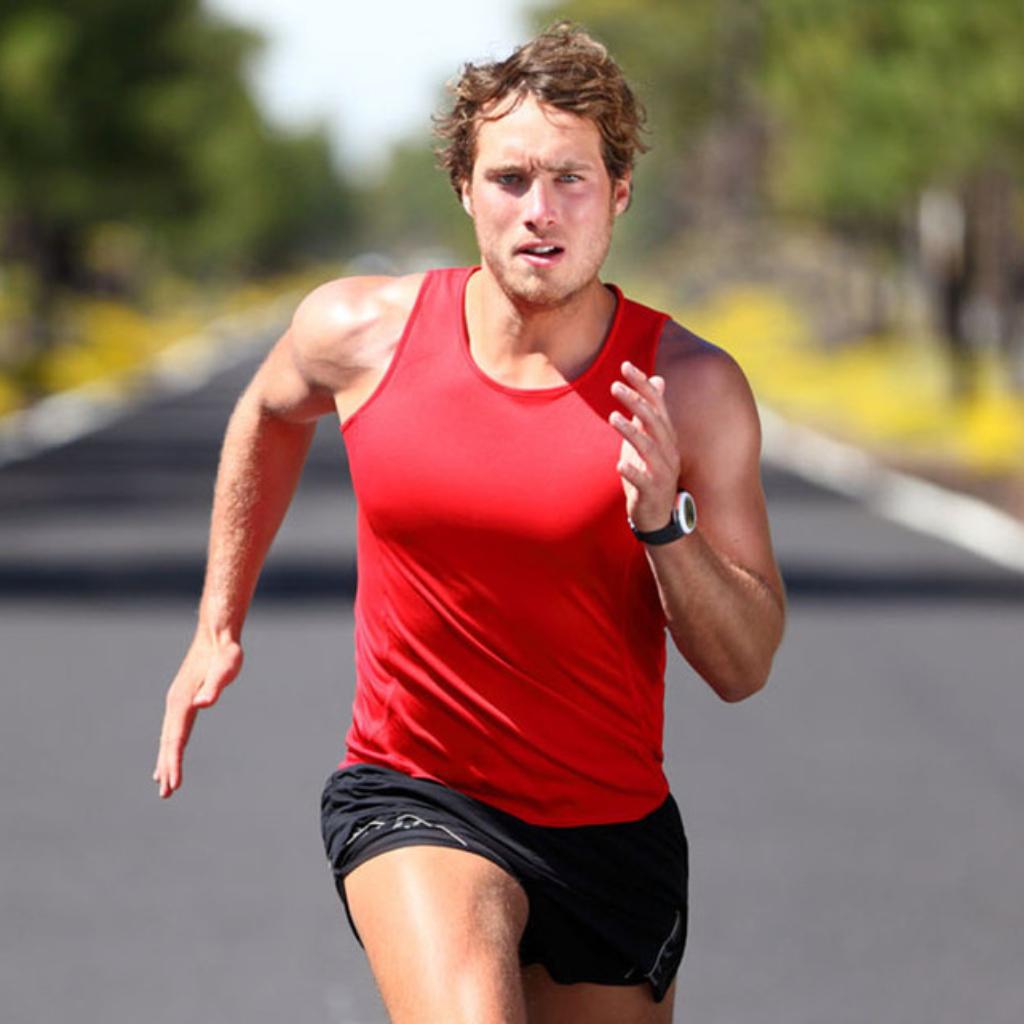 Спортсмен или 5 букв. Дыхание спортсмена. Спортсмен дышит. Бегун в Красном. Бегун блондин.