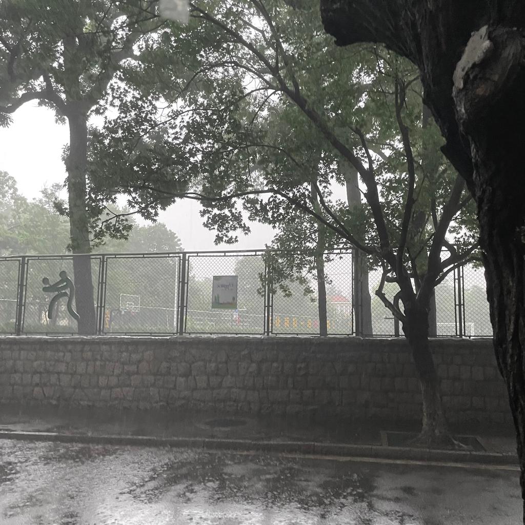 下雨天听着R&B走在路边被雨淋透.