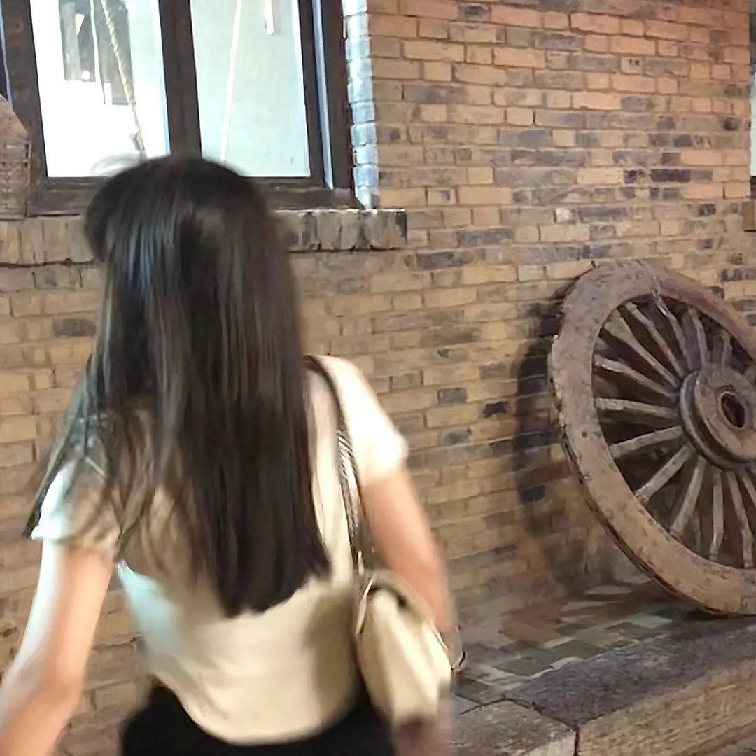 玫瑰藏于身后，期待与你邂逅