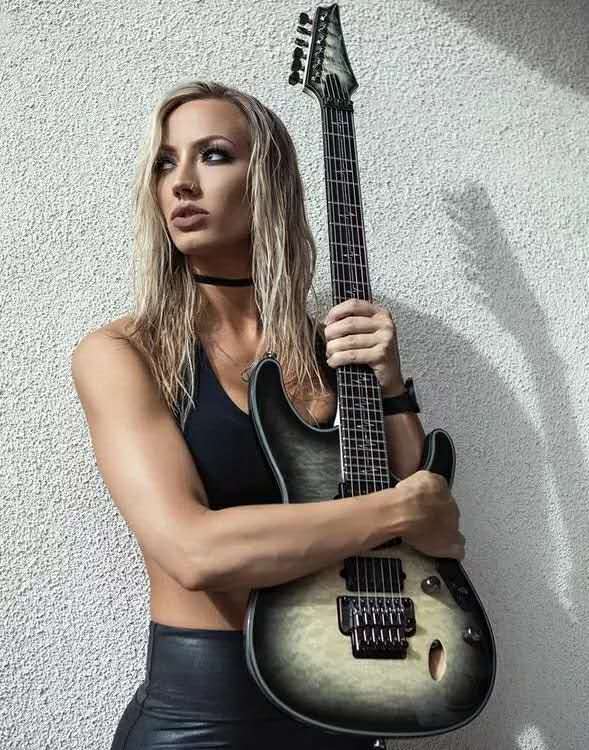 当代吉他女英雄nita strauss