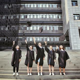 大学说再见，却不跟青春道别。