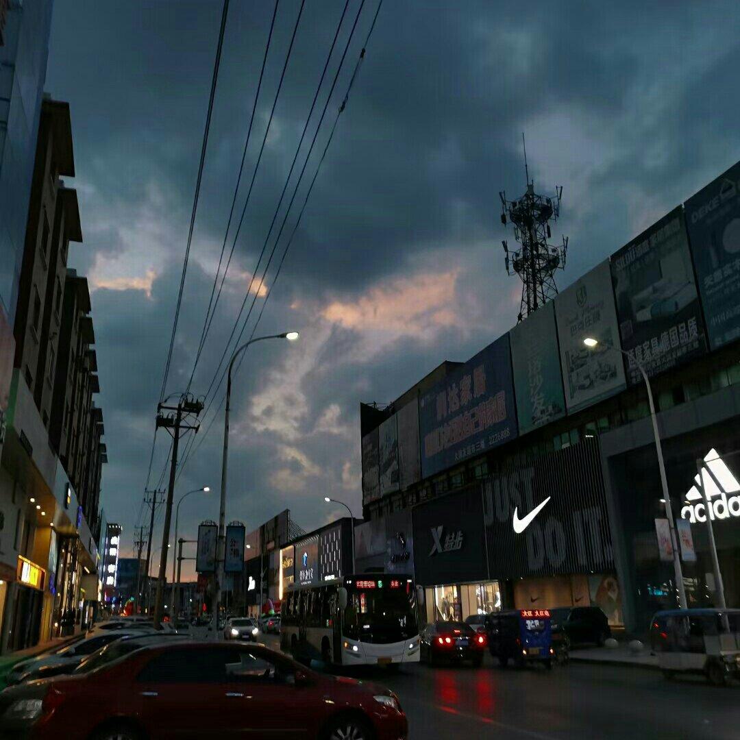 阴雨天丨雨无尽的泼洒，清扫城市的灰烬