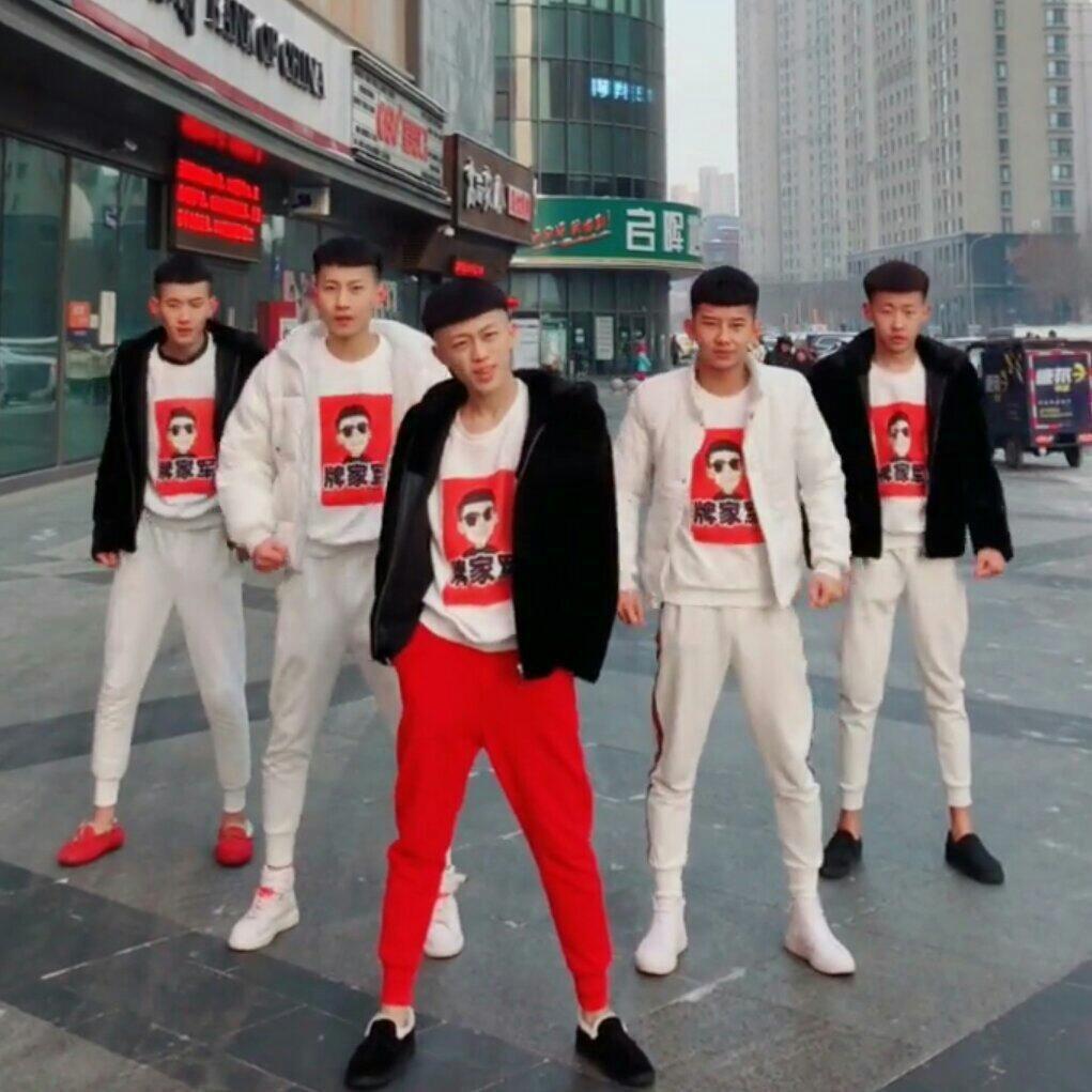 社 会 摇 中 万 人 迷，唯有男神牌牌奇