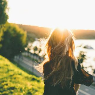 馥郁清新的女声♬ 似潺潺流动的溪水