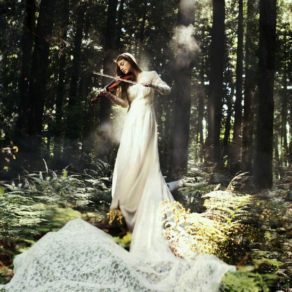 Музыка играла полностью. Девушка в лесу. Девушка в платье со скрипкой. Фотосессия со скрипкой. Скрипачка в длинном платье.
