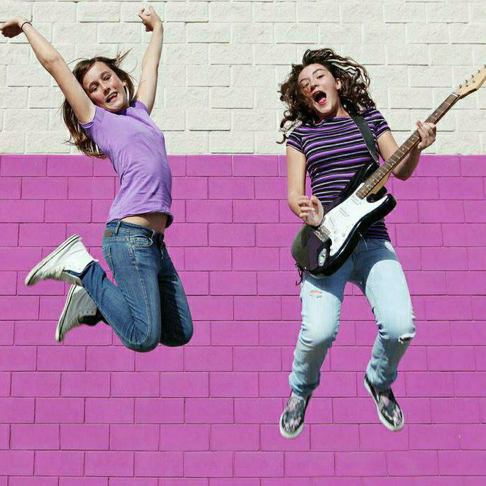 Девочка прыгает. Девушка с гитарой прыгает. Девка\ прыгает с гитарой. Подросток играющий на гитаре прыгает.