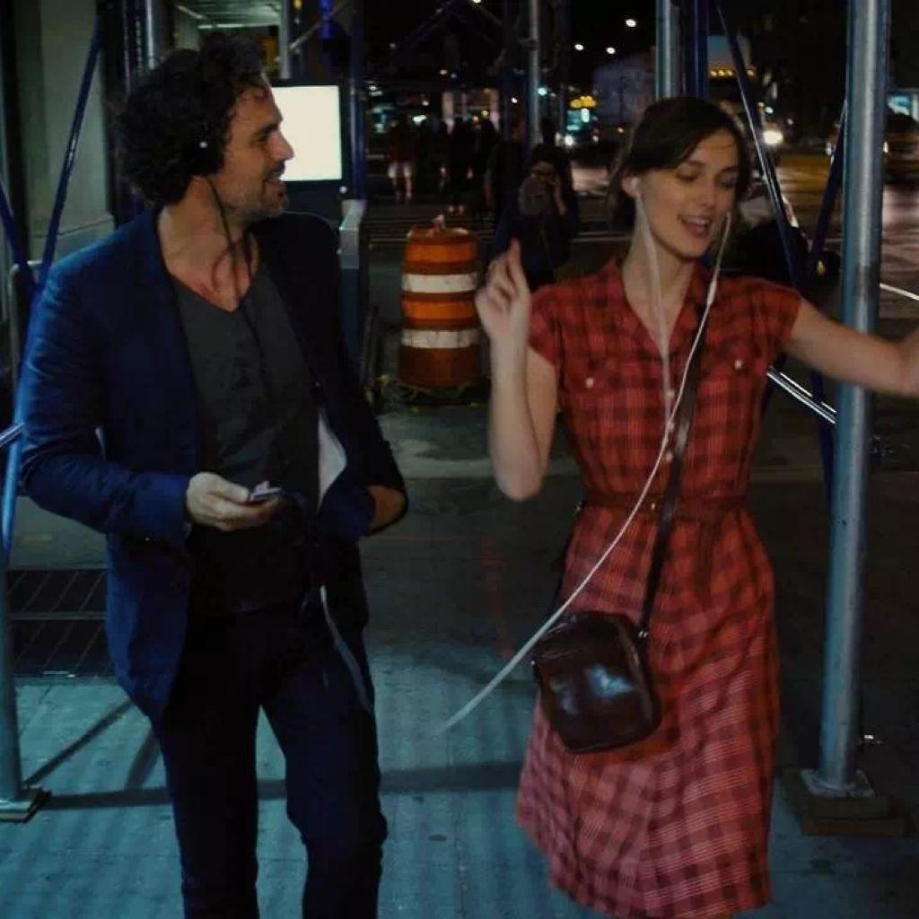 城市夜景 · 月色下戴着耳机漫步的行人 | 在线播放 | 网易云音乐